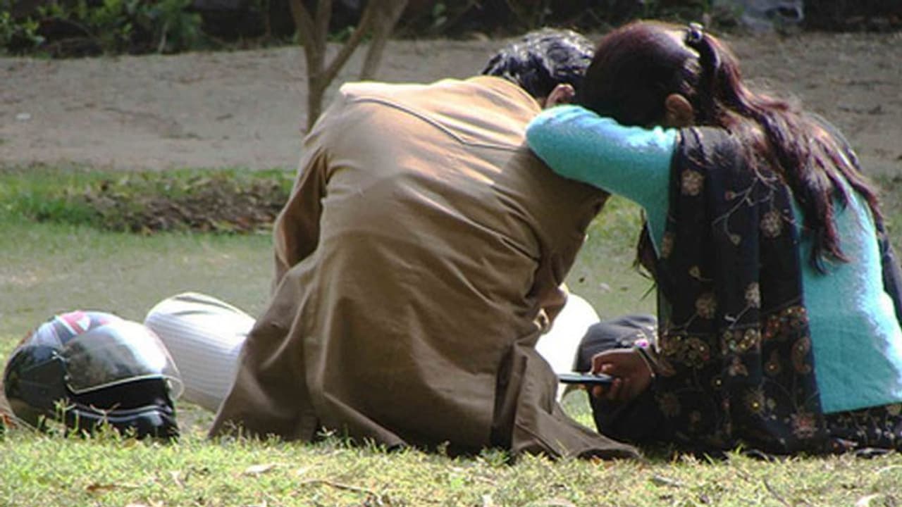 ನಡುರಸ್ತೆಯಲ್ಲೇ ಪ್ರಿಯತಮೆಗೆ ಥಳಿಸಿದ ಯುವಕ : ಬುದ್ದಿವಾದ ಹೇಳಿದ ಪೊಲೀಸರು ನಡುರಸ್ತೆಯಲ್ಲೇ ಪ್ರಿಯತಮೆಗೆ ಥಳಿಸಿದ ಯುವಕ : ಬುದ್ದಿವಾದ ಹೇಳಿದ ಪೊಲೀಸರು