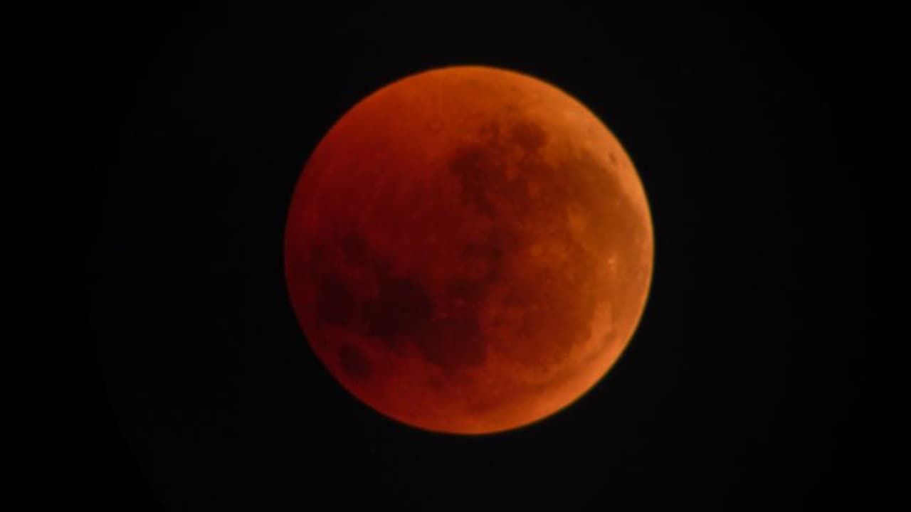 149 साल बाद खास योग में होगा चंद्रग्रहण, जानिए कैसी रहेगी ग्रहों की स्थिति 149 साल बाद खास योग में होगा चंद्रग्रहण, जानिए कैसी रहेगी ग्रहों की स्थिति