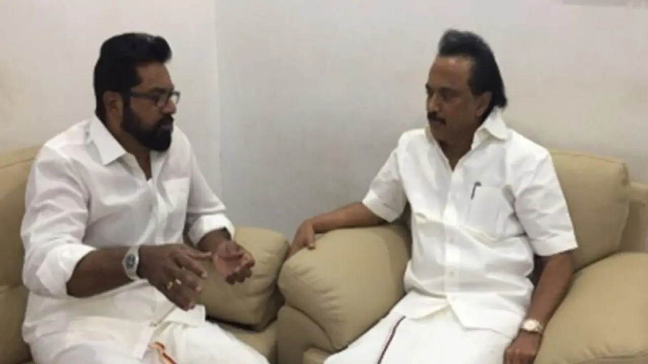 மு.க. ஸ்டாலின் செயல்பாடு மெச்சுக்குற மாதிரி இல்ல... எடப்பாடி ஆளுமை வேற லெவல்... ‘நாட்டாமை’ ஒப்பீடு! மு.க. ஸ்டாலின் செயல்பாடு மெச்சுக்குற மாதிரி இல்ல... எடப்பாடி ஆளுமை வேற லெவல்... ‘நாட்டாமை’ ஒப்பீடு!