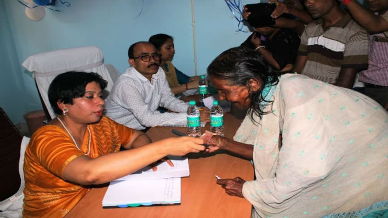 নেতারা ফিরিয়েছেন, বৃ্দ্ধার বার্ধক্য ভাতা চালু করে গাড়ি ভাড়াও দিলেন জেলাশাসক নেতারা ফিরিয়েছেন, বৃ্দ্ধার বার্ধক্য ভাতা চালু করে গাড়ি ভাড়াও দিলেন জেলাশাসক