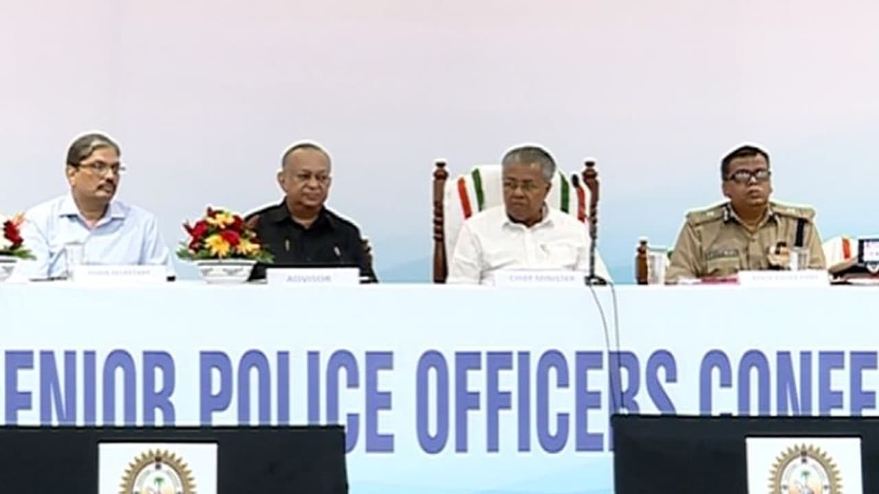 'ശബരിമലയിലെ വിവരങ്ങൾ പൊലീസുകാരില് ചിലര് മതതീവ്രവാദികളെ അറിയിച്ചു'; പിണറായി വിജയൻ 'ശബരിമലയിലെ വിവരങ്ങൾ പൊലീസുകാരില് ചിലര് മതതീവ്രവാദികളെ അറിയിച്ചു'; പിണറായി വിജയൻ