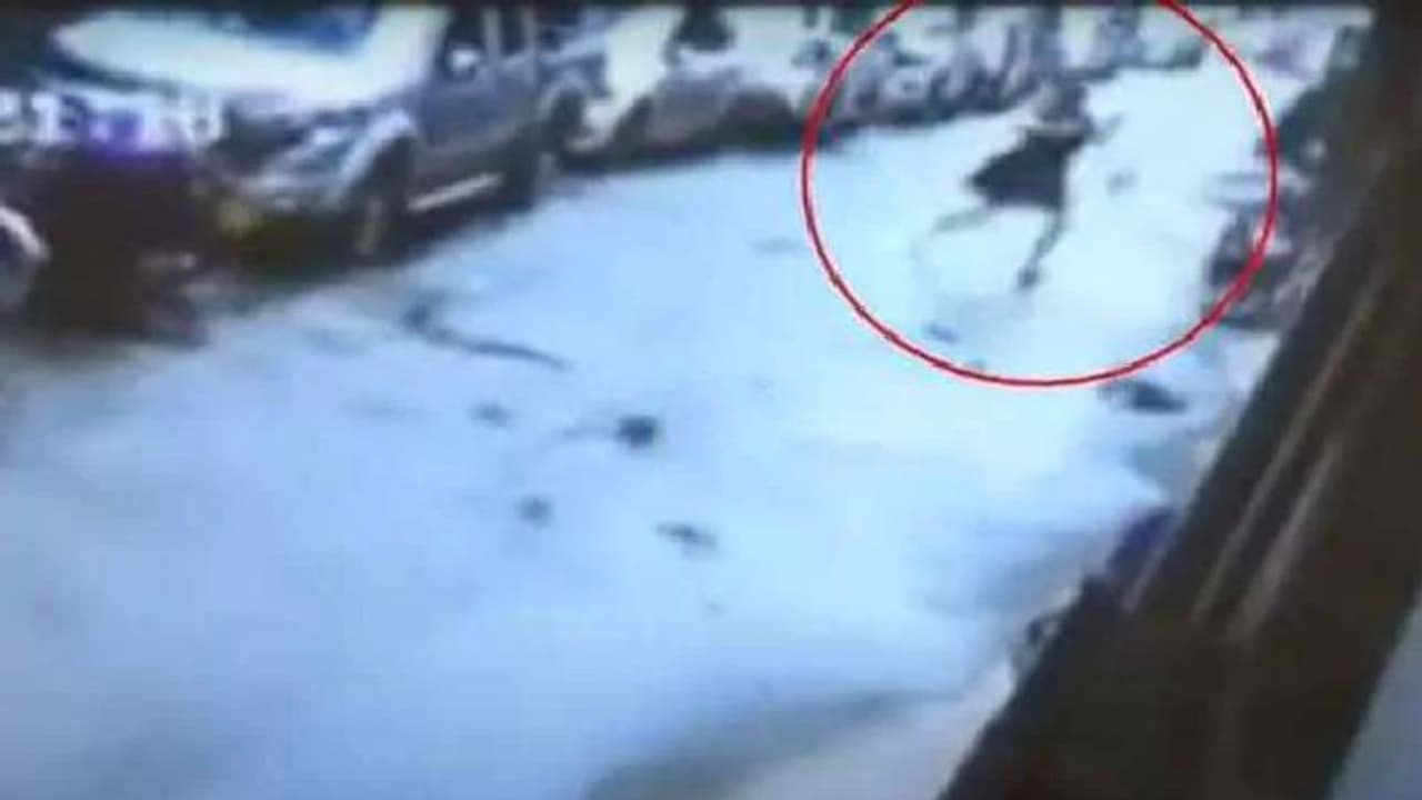 ರಸ್ತೆಯಲ್ಲಿ ನಡೆದುಕೊಂಡು ಹೋಗುತ್ತಿದ್ದಳಾಕೆ, ಅಷ್ಟರಲ್ಲೇ ಬಿತ್ತು ಗೋಡೆ!: CCTVಯಲ್ಲಿ ದೃಶ್ಯ ಸೆರೆ! ರಸ್ತೆಯಲ್ಲಿ ನಡೆದುಕೊಂಡು ಹೋಗುತ್ತಿದ್ದಳಾಕೆ, ಅಷ್ಟರಲ್ಲೇ ಬಿತ್ತು ಗೋಡೆ!: CCTVಯಲ್ಲಿ ದೃಶ್ಯ ಸೆರೆ!