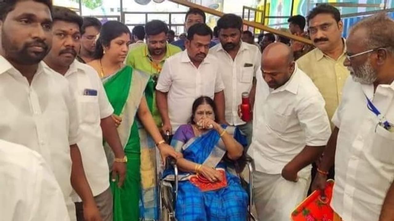 வீல் சேரில் அத்தி வரதரிடம் வந்த ராசாத்தி அம்மாள்... டோட்டலா சரண்டரான கருணாநிதி குடும்பம்!!