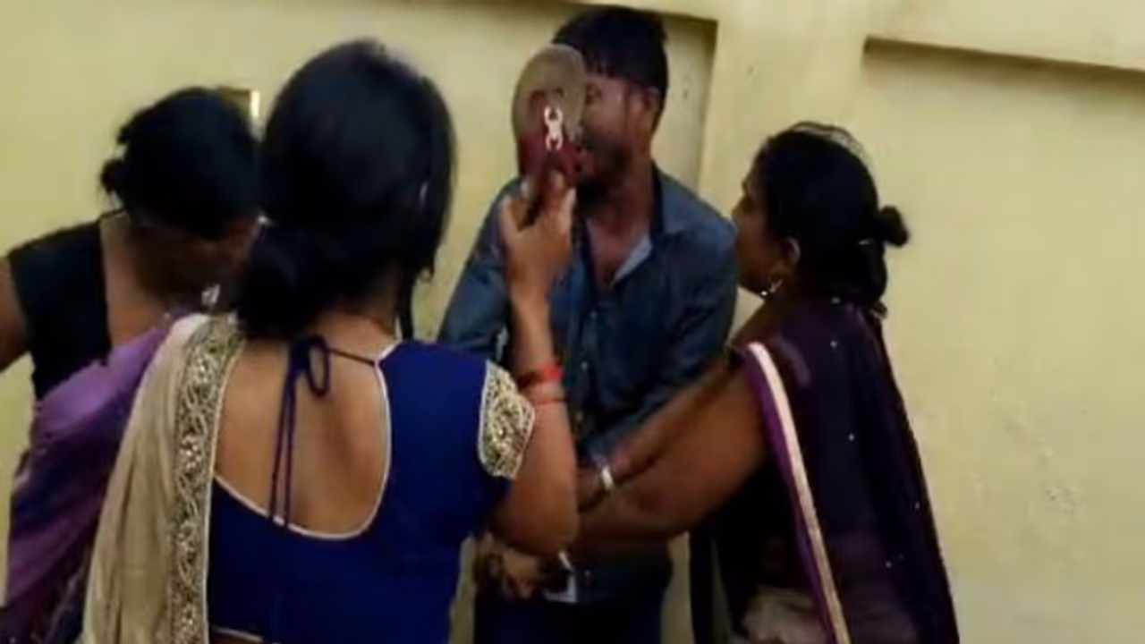 दोस्त की शादी की गवाही देने पहुंचा था, महिलाओं ने कर दी धुनाई दोस्त की शादी की गवाही देने पहुंचा था, महिलाओं ने कर दी धुनाई