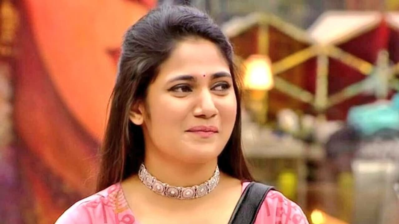 தற்பெருமை பேசிய அடுத்த நொடியே... லாஸ்லியாவை எச்சரித்த பிக்பாஸ்! அசிங்கமா போச்சே... தற்பெருமை பேசிய அடுத்த நொடியே... லாஸ்லியாவை எச்சரித்த பிக்பாஸ்! அசிங்கமா போச்சே...