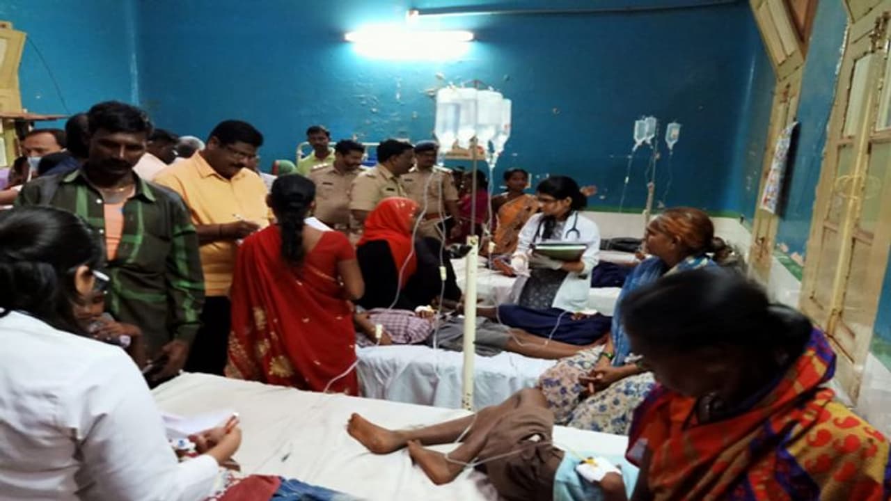 ಬೆಳಗಾವಿ: 100 ಮಕ್ಕಳ ಊಟವಾದ ಮೇಲೆ ಪಕ್ಕದ ಪಾತ್ರೆಯಲ್ಲಿ ಕಂಡ ಸತ್ತ ಹಲ್ಲಿ ಬೆಳಗಾವಿ: 100 ಮಕ್ಕಳ ಊಟವಾದ ಮೇಲೆ ಪಕ್ಕದ ಪಾತ್ರೆಯಲ್ಲಿ ಕಂಡ ಸತ್ತ ಹಲ್ಲಿ