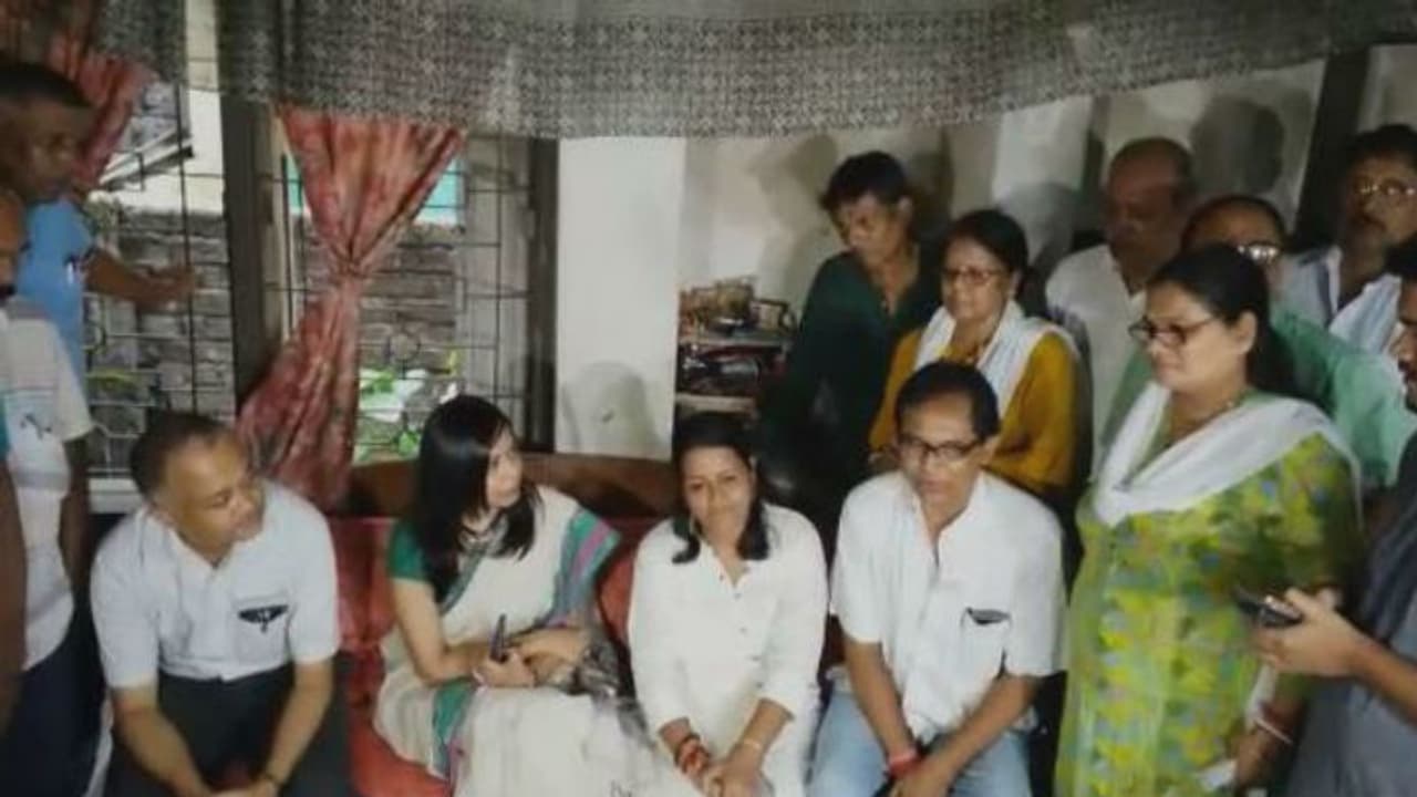 মৃত যাত্রীর বাড়িতে গেলেন মেট্রো কর্তারা, ক্ষতিপূরণ নিয়ে মুখে কুলুপ