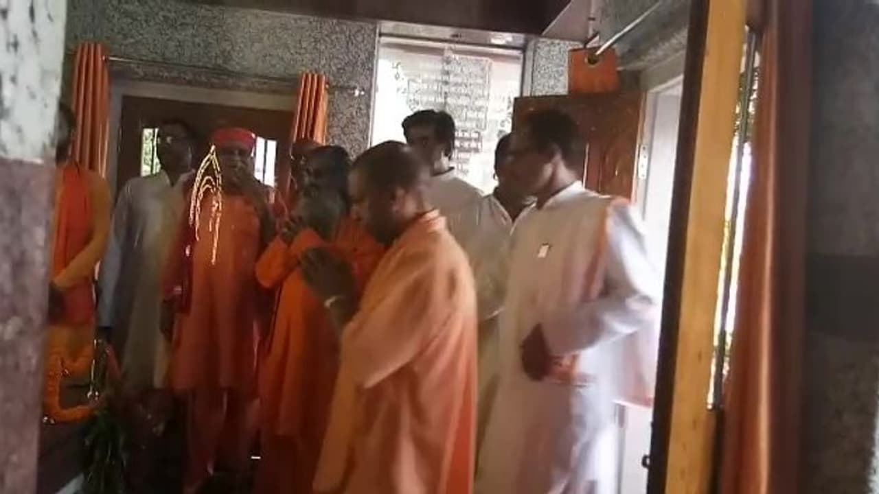 गुरु पूर्णिमा पर गोरखपुर पहुंचे सीएम योगी, दिवंगत गुरुओं को किया नमन