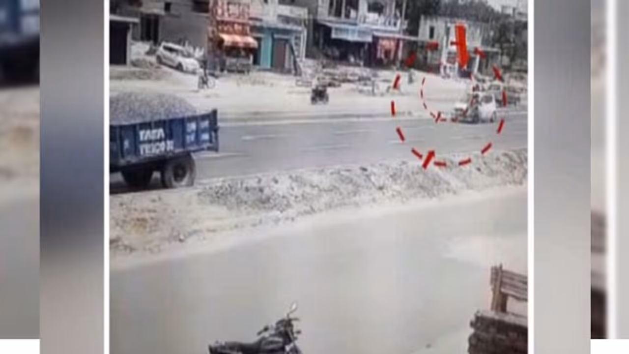 कार की हिट से हवा में उछलकर दूर जा गिरे लड़के, लोगों की निकल गईं चीखें कार की हिट से हवा में उछलकर दूर जा गिरे लड़के, लोगों की निकल गईं चीखें