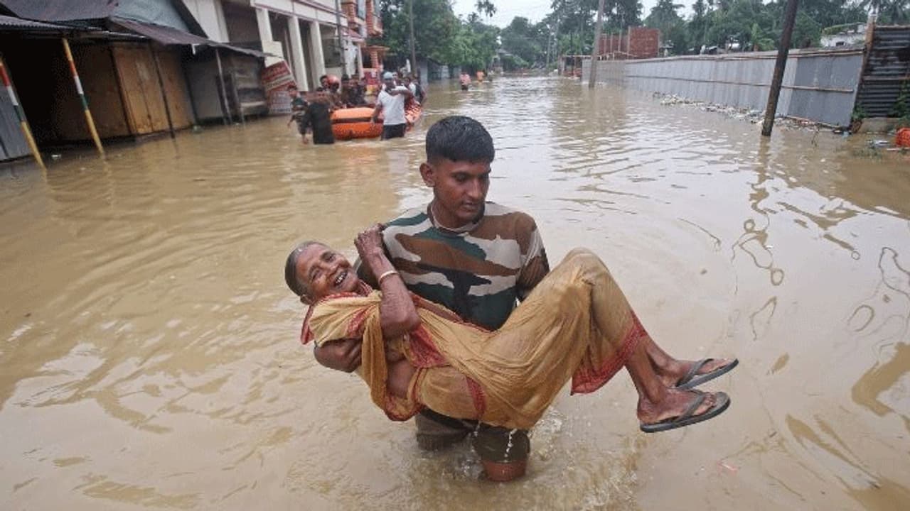 ഉത്തരേന്ത്യയിലും വടക്കുകിഴക്കന് സംസ്ഥാനങ്ങളിലും പ്രളയം: മരണസംഖ്യ 111 ആയി ഉത്തരേന്ത്യയിലും വടക്കുകിഴക്കന് സംസ്ഥാനങ്ങളിലും പ്രളയം: മരണസംഖ്യ 111 ആയി