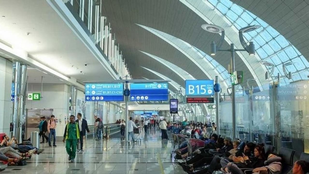 ദുബൈ വിമാനത്താവളത്തില് യാത്രക്കാരെ സ്വീകരിക്കാനെത്തുന്നവര്ക്ക് ഇന്നു മുതല് നിയന്ത്രണം ദുബൈ വിമാനത്താവളത്തില് യാത്രക്കാരെ സ്വീകരിക്കാനെത്തുന്നവര്ക്ക് ഇന്നു മുതല് നിയന്ത്രണം