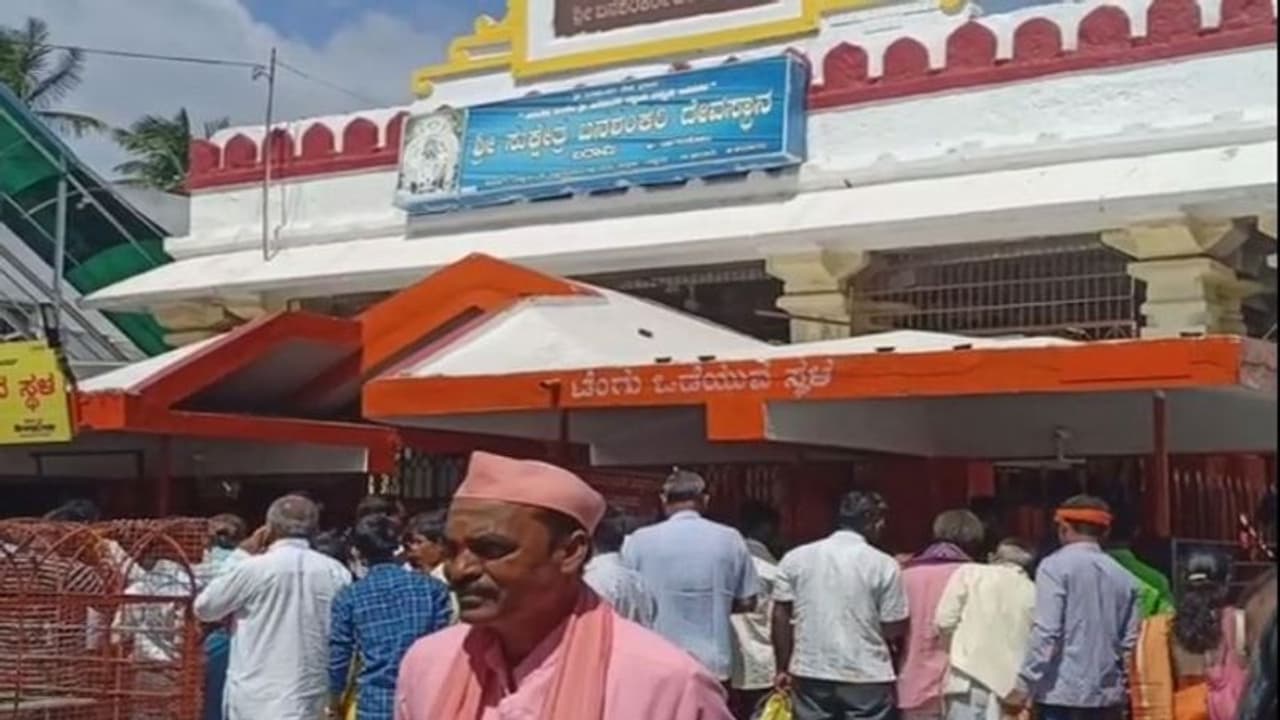 ಚಂದ್ರಗ್ರಹಣ: ಬನಶಂಕರಿ ದೇಗುಲದಲ್ಲಿ ದೇವಿಗೆ ಜಲಾಭಿಷೇಕ ಚಂದ್ರಗ್ರಹಣ: ಬನಶಂಕರಿ ದೇಗುಲದಲ್ಲಿ ದೇವಿಗೆ ಜಲಾಭಿಷೇಕ