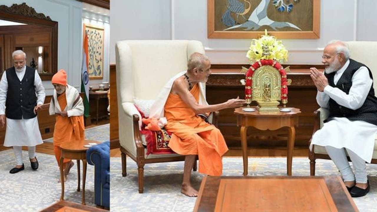 ಗುರು ಪೂರ್ಣಿಮೆ: ಪೇಜಾವರ ಶ್ರೀ ಭೇಟಿಯಾದ ಮೋದಿ ಗುರು ಪೂರ್ಣಿಮೆ: ಪೇಜಾವರ ಶ್ರೀ ಭೇಟಿಯಾದ ಮೋದಿ