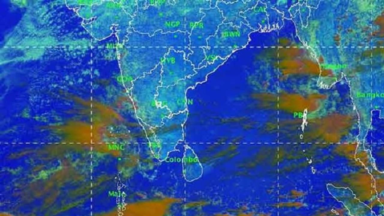 തിരുവനന്തപുരവും കോഴിക്കോടുമടക്കം 4 ജില്ലകളിൽ മുന്നറിയിപ്പ്, ഒറ്റ മണിക്കൂറിൽ 15 എംഎം വരെയുള്ള മഴക്ക് സാധ്യത