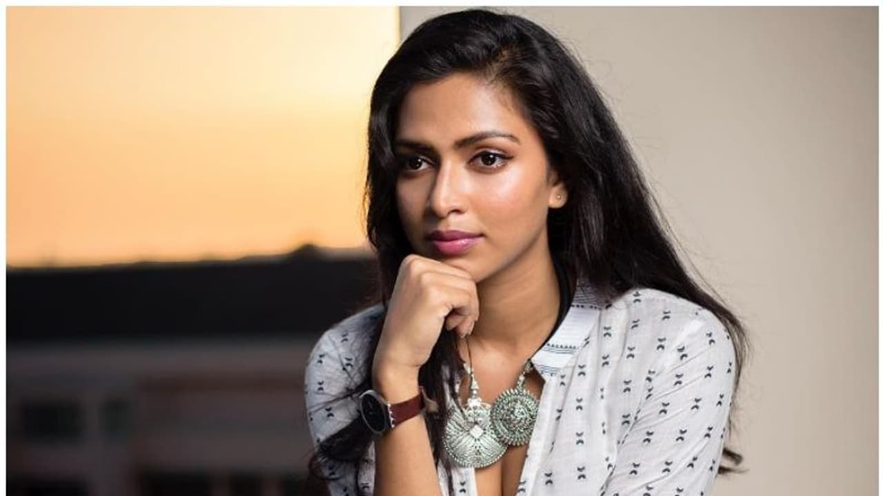 జగపతిబాబుతో అమలాపాల్ ఘాటు రొమాన్స్..? జగపతిబాబుతో అమలాపాల్ ఘాటు రొమాన్స్..?