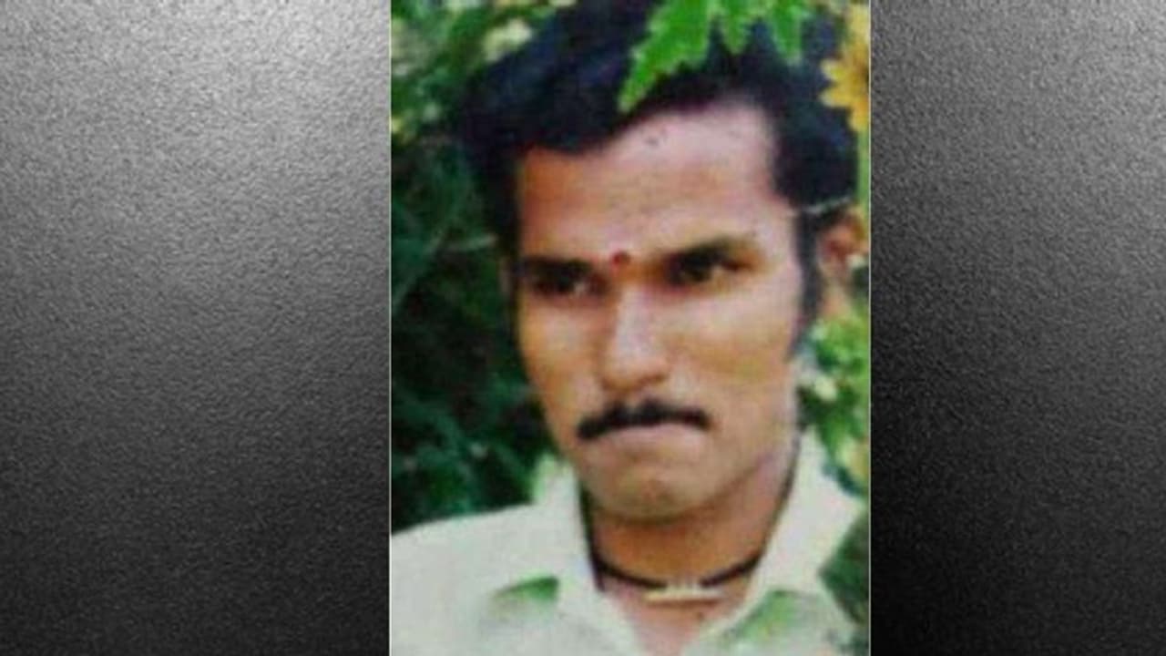 13 കാരിയെ പീഡിപ്പിച്ച് സൗദിയിലേക്ക് കടന്ന പ്രതിയെ പൊലീസ് കേരളത്തിലെത്തിച്ചു 13 കാരിയെ പീഡിപ്പിച്ച് സൗദിയിലേക്ക് കടന്ന പ്രതിയെ പൊലീസ് കേരളത്തിലെത്തിച്ചു