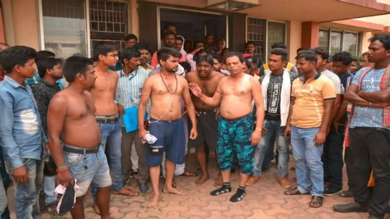 কাটমানি ছাড়া চাকরি নেই, সরকারি অফিসেই জামাকাপড় খুলে বিক্ষোভ যুব তৃণমূলের