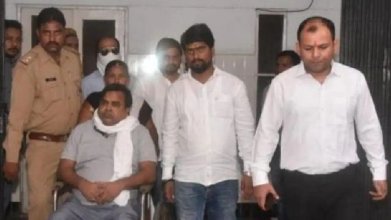 गायत्री से करोड़ों रुपये लेकर बयान से पलट गई मां, रेप पीड़िता बेटी का आरोप