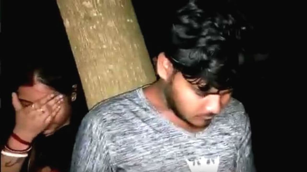 আপত্তিকর অবস্থায় যুবকের সঙ্গে গৃহবধূ, গাছে বেঁধে বিয়ে দিল গণ আদালত আপত্তিকর অবস্থায় যুবকের সঙ্গে গৃহবধূ, গাছে বেঁধে বিয়ে দিল গণ আদালত