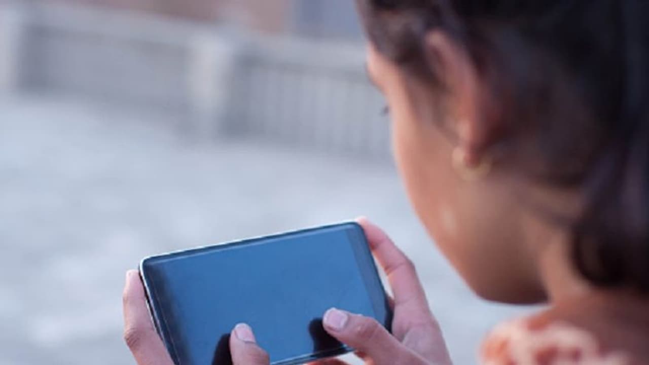 Gujarat: Thakor community bans mobile phones for unmarried women; Congress MLA supports move