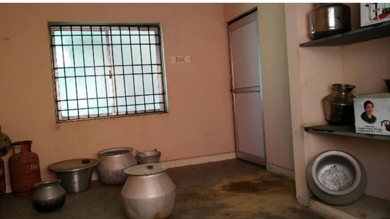 பல லட்சம் செலவில் கட்டி திறக்காமல் உள்ள மாணவர்கள் விடுதி… சமூக நலத்துறை அலட்சியம் பல லட்சம் செலவில் கட்டி திறக்காமல் உள்ள மாணவர்கள் விடுதி… சமூக நலத்துறை அலட்சியம்