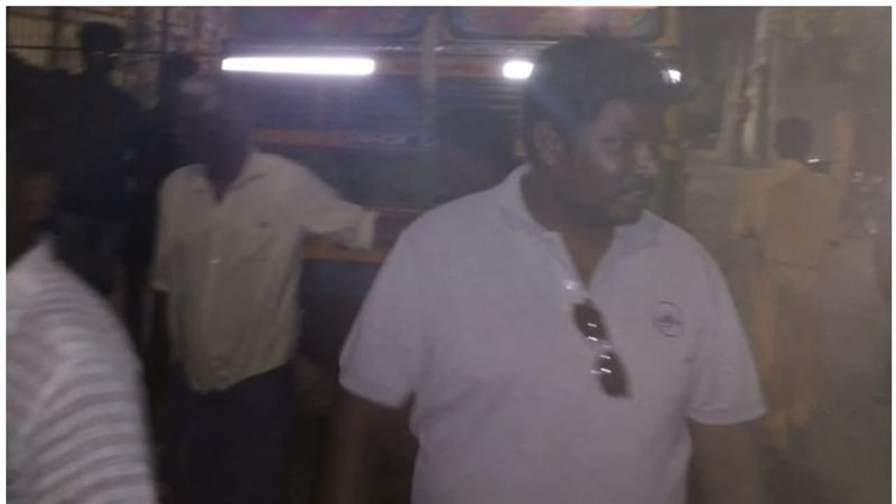 நிலத்தடி நீர் திருடிய லாரி சிறைபிடிப்பு…. பொதுமக்கள் போராட்டம் நிலத்தடி நீர் திருடிய லாரி சிறைபிடிப்பு…. பொதுமக்கள் போராட்டம்