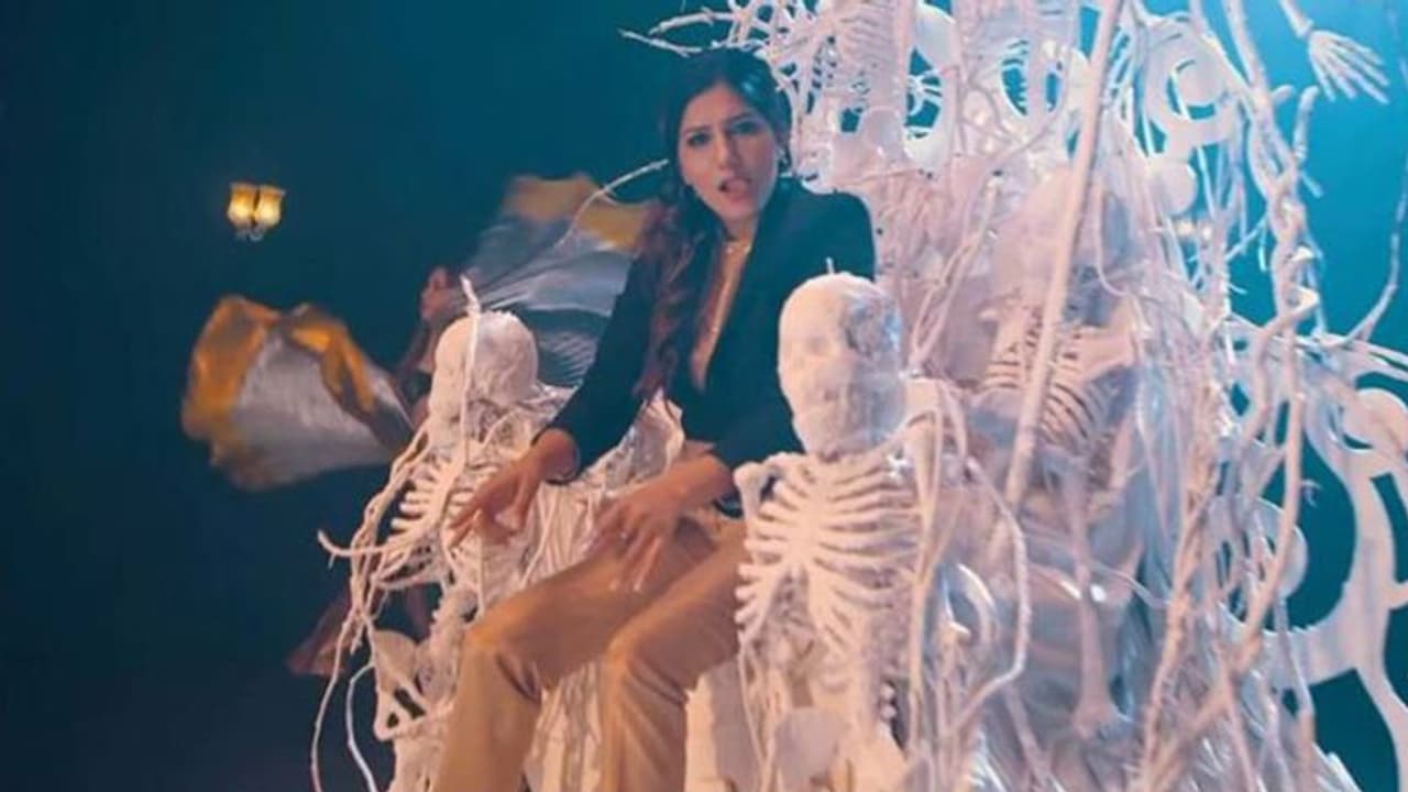 धर्म के नाम पर फूहड़ता की हद, शिव को कराया जिग जैग धर्म के नाम पर फूहड़ता की हद, शिव को कराया जिग जैग