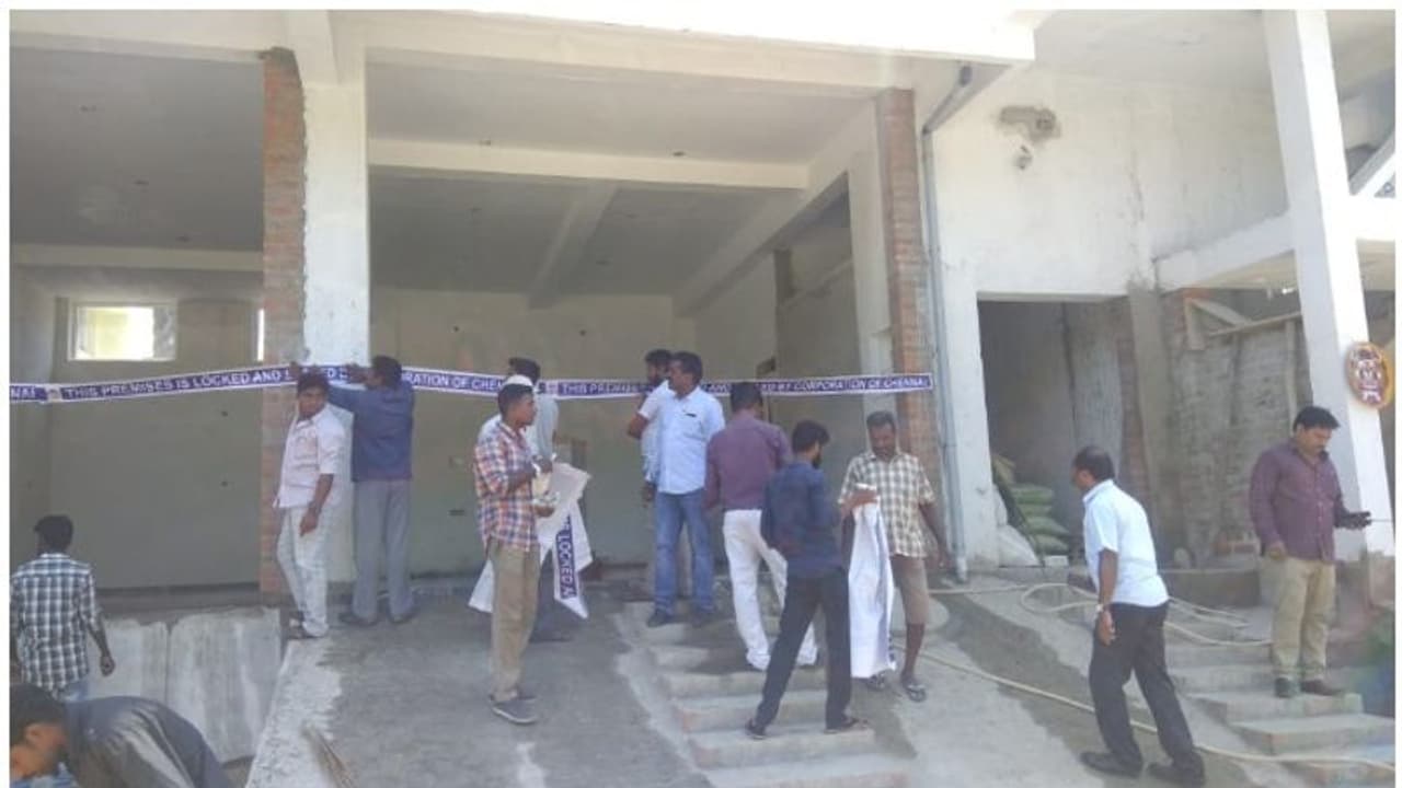 அனுமதியின்றி கட்டப்பட்ட கட்டிடத்துக்கு சீல் அனுமதியின்றி கட்டப்பட்ட கட்டிடத்துக்கு சீல்