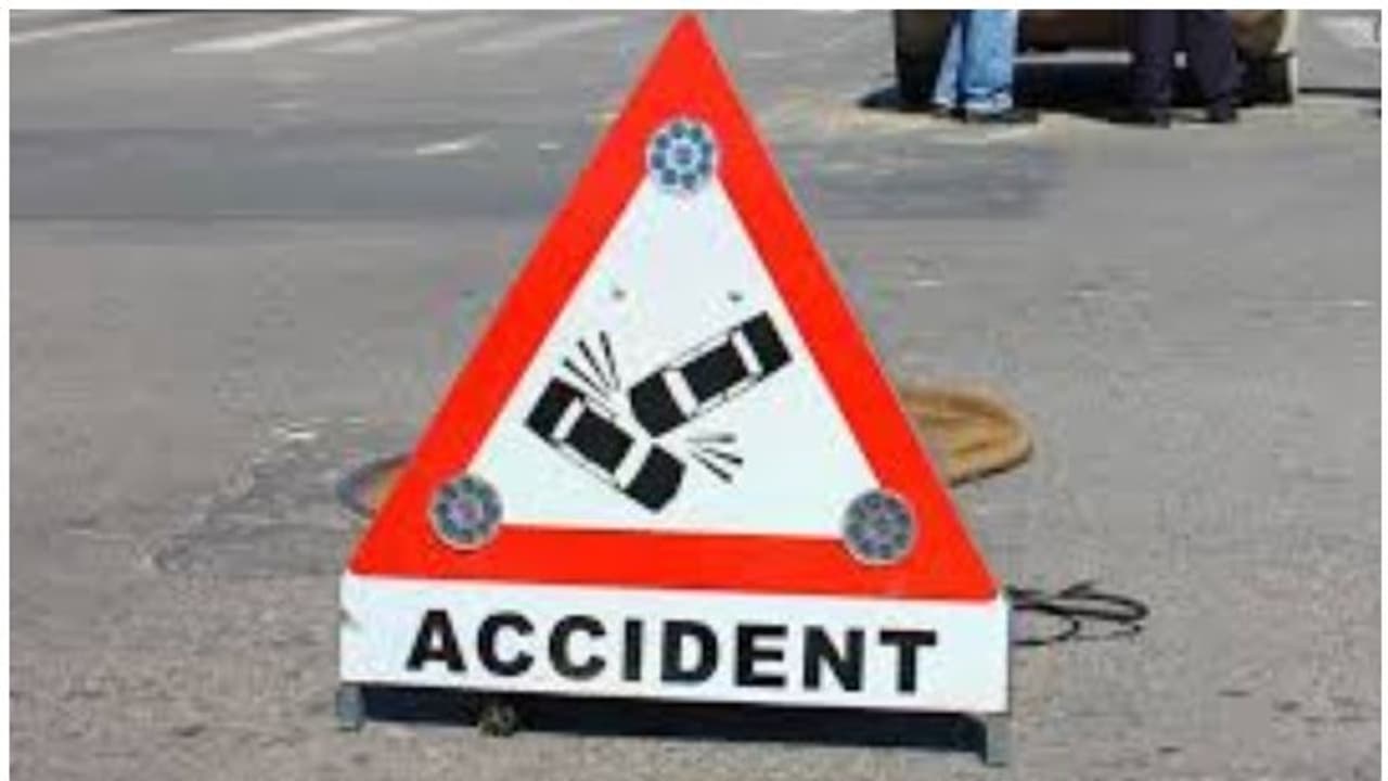 கார் லாரி நேருக்கு நேர் பயங்கர மோதல்.. ஒரே குடும்பத்தைச் சேர்ந்த 5 பேர் பலி!! கார் லாரி நேருக்கு நேர் பயங்கர மோதல்.. ஒரே குடும்பத்தைச் சேர்ந்த 5 பேர் பலி!!