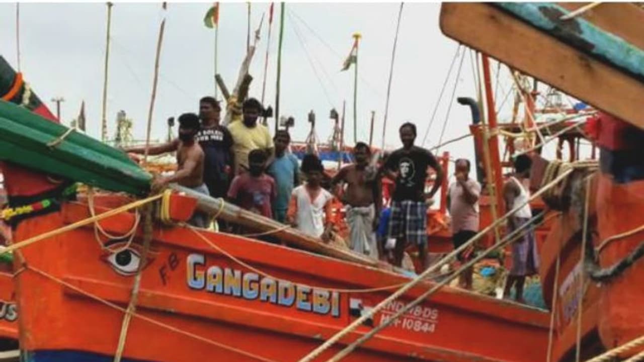 আটকে থাকা পাঁচশো মৎস্যজীবীকে ফেরাল বাংলাদেশ, এখনও নিখোঁজ চব্বিশ আটকে থাকা পাঁচশো মৎস্যজীবীকে ফেরাল বাংলাদেশ, এখনও নিখোঁজ চব্বিশ