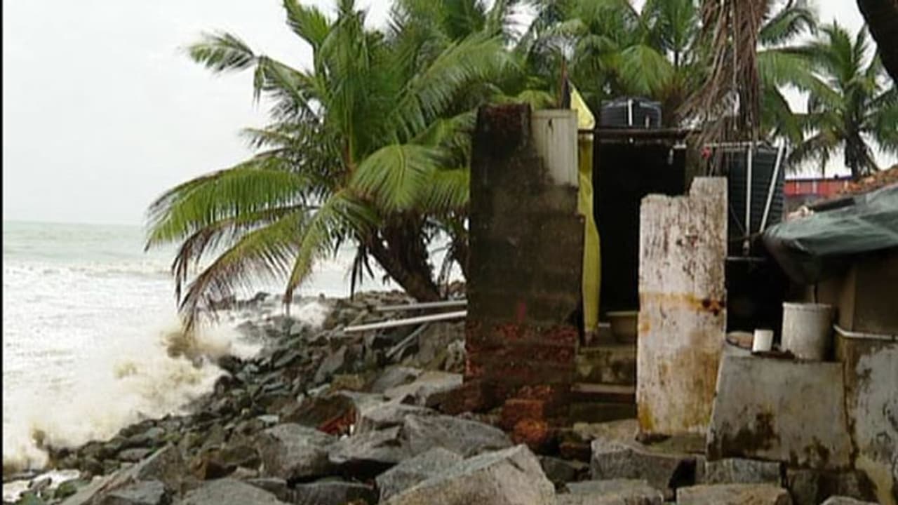 ശൗചാലയങ്ങളില്ല; കോഴിക്കോട് ബീച്ച് പരിസരത്തെ നാല്പ്പതോളം കുടുംബങ്ങൾ ദുരിതത്തിൽ ശൗചാലയങ്ങളില്ല; കോഴിക്കോട് ബീച്ച് പരിസരത്തെ നാല്പ്പതോളം കുടുംബങ്ങൾ ദുരിതത്തിൽ