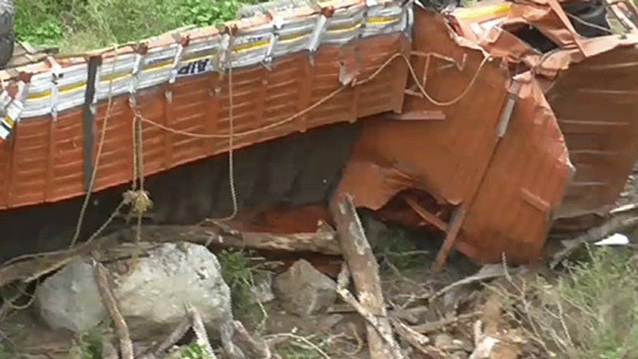 100 அடி பள்ளத்தில் தலைக்குப்புற கவிழ்ந்த லாரி... 2 பேர் உயிரிழப்பு..! 100 அடி பள்ளத்தில் தலைக்குப்புற கவிழ்ந்த லாரி... 2 பேர் உயிரிழப்பு..!