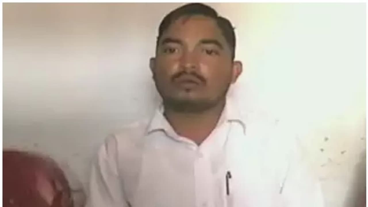 सवाल का जवाब न मिलने पर भड़क गयी टीचर, दी सजा और बनाया वीडियो सवाल का जवाब न मिलने पर भड़क गयी टीचर, दी सजा और बनाया वीडियो