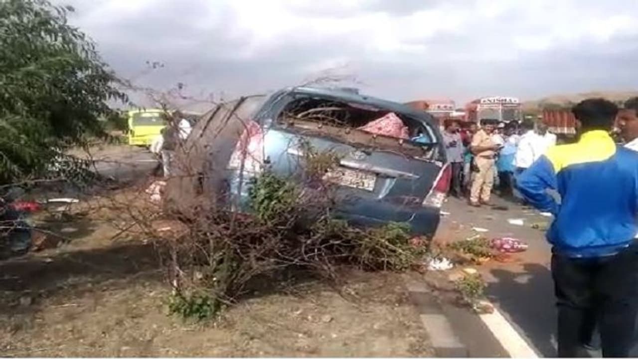 ಚಿತ್ರದುರ್ಗ: ಟೈರ್ ಬ್ಲಾಸ್ಟ್, ಬೆಂಗಳೂರು ಮೂಲದ ನಾಲ್ವರ ದುರ್ಮರಣ ಚಿತ್ರದುರ್ಗ: ಟೈರ್ ಬ್ಲಾಸ್ಟ್, ಬೆಂಗಳೂರು ಮೂಲದ ನಾಲ್ವರ ದುರ್ಮರಣ