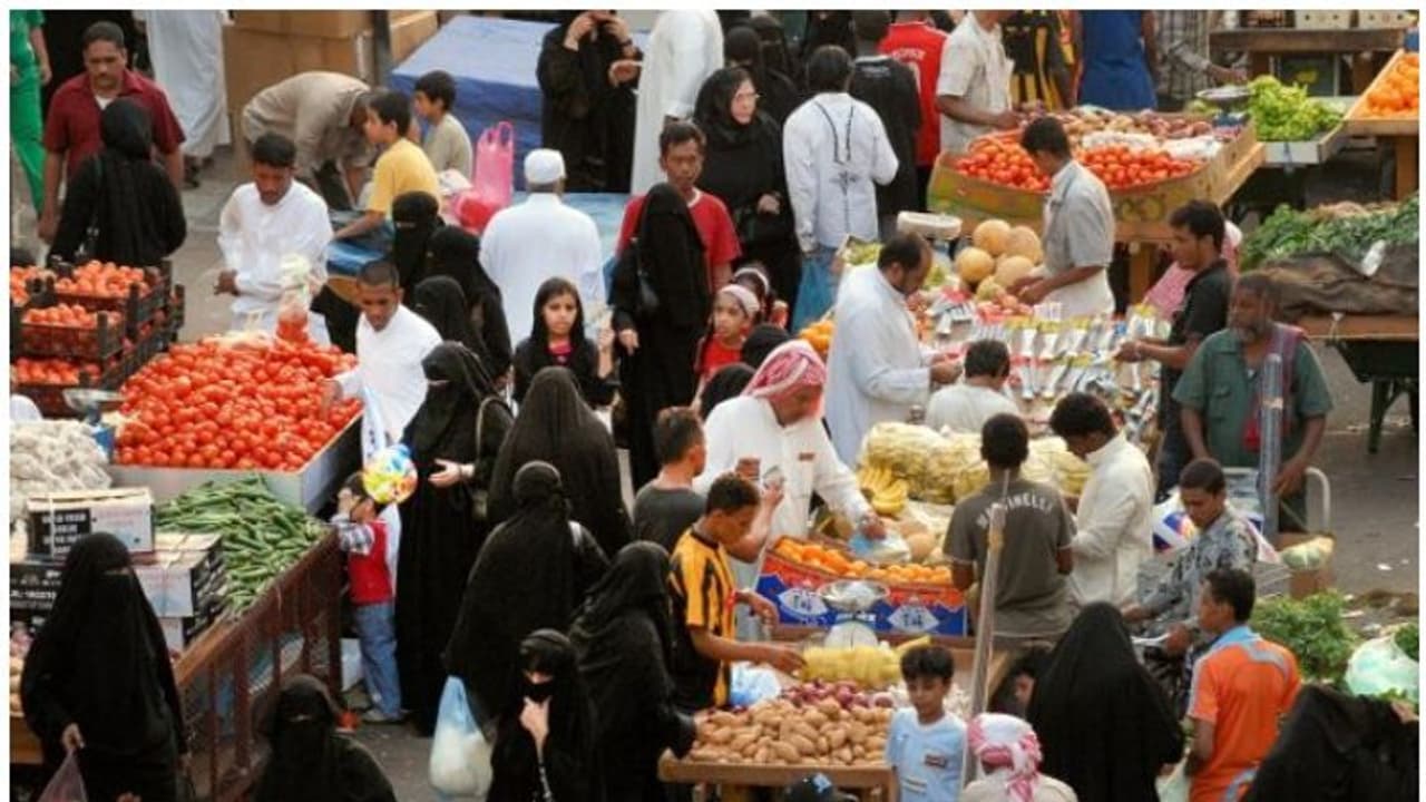 ತುಮಕೂರು: ಡಿಸಿ ಕಾಲಿಗೆ ಬಿದ್ದ ಫುಟ್ಪಾತ್ ವ್ಯಾಪಾರಿಗಳು ತುಮಕೂರು: ಡಿಸಿ ಕಾಲಿಗೆ ಬಿದ್ದ ಫುಟ್ಪಾತ್ ವ್ಯಾಪಾರಿಗಳು