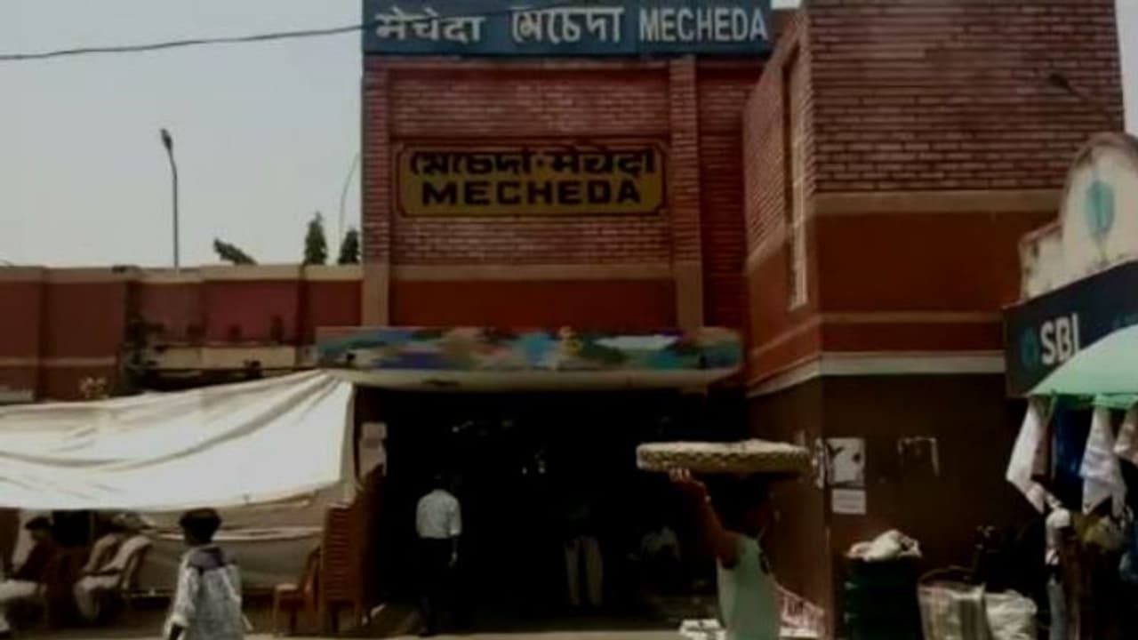 ক্ষমতায় না থেকেই বিপুল কাটমানির অভিযোগ, কম যান না বিজেপি নেতাও ক্ষমতায় না থেকেই বিপুল কাটমানির অভিযোগ, কম যান না বিজেপি নেতাও