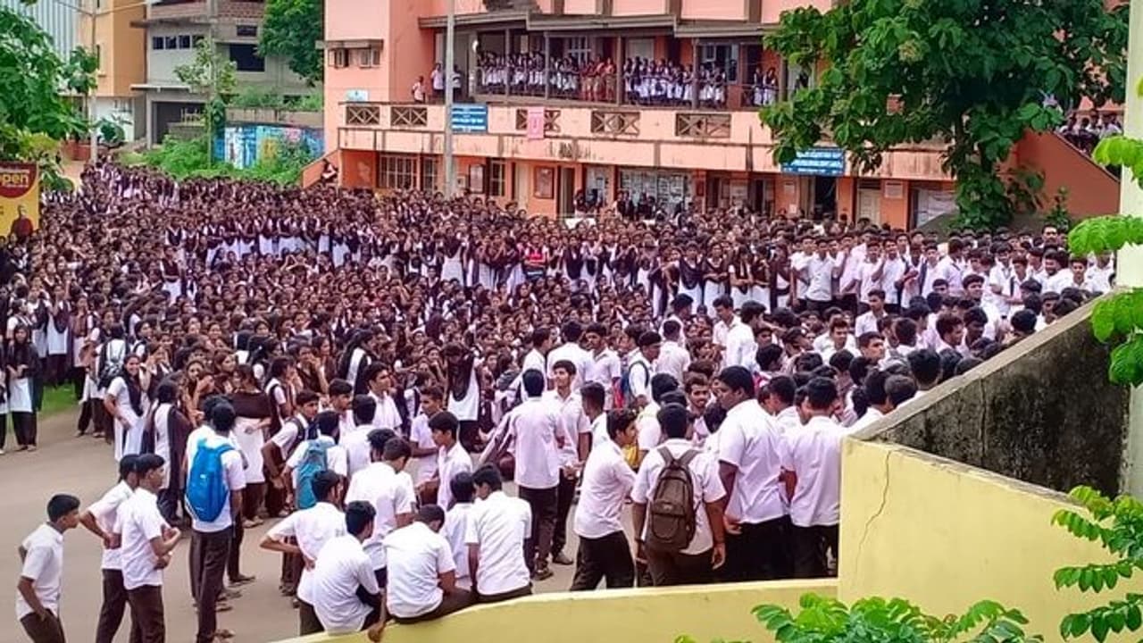 ಪುತ್ತೂರು: ಊಟಕ್ಕೆ ಹೊರಹೋಗಲು ಬಿಡದ್ದಕ್ಕೆ ವಿದ್ಯಾರ್ಥಿಗಳ ಪ್ರತಿಭಟನೆ ಪುತ್ತೂರು: ಊಟಕ್ಕೆ ಹೊರಹೋಗಲು ಬಿಡದ್ದಕ್ಕೆ ವಿದ್ಯಾರ್ಥಿಗಳ ಪ್ರತಿಭಟನೆ