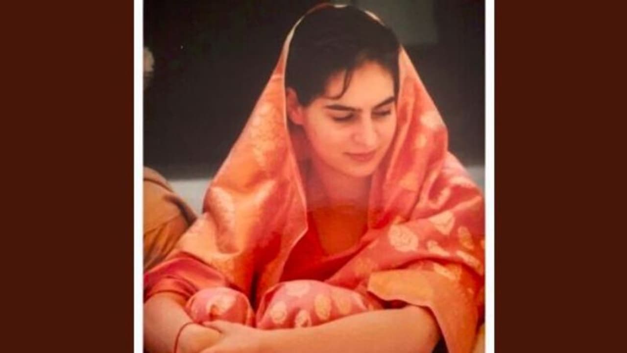 বিয়ের দিনের শাড়ি পরা ছবি পোস্ট করে জল্পনা উস্কে দিলেন প্রিয়ঙ্কা