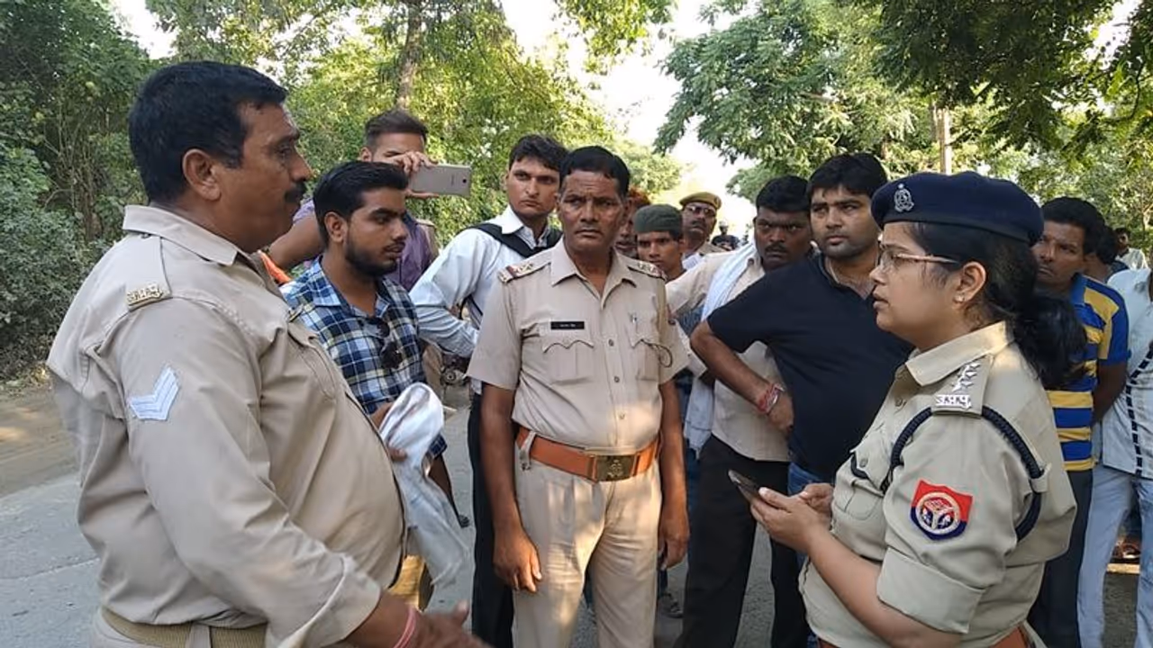 संभल में पुलिस वैन पर हमला कर कैदियों को छुड़ा ले गए बदमाश, गोली लगने से दो सिपाहियों की मौत संभल में पुलिस वैन पर हमला कर कैदियों को छुड़ा ले गए बदमाश, गोली लगने से दो सिपाहियों की मौत