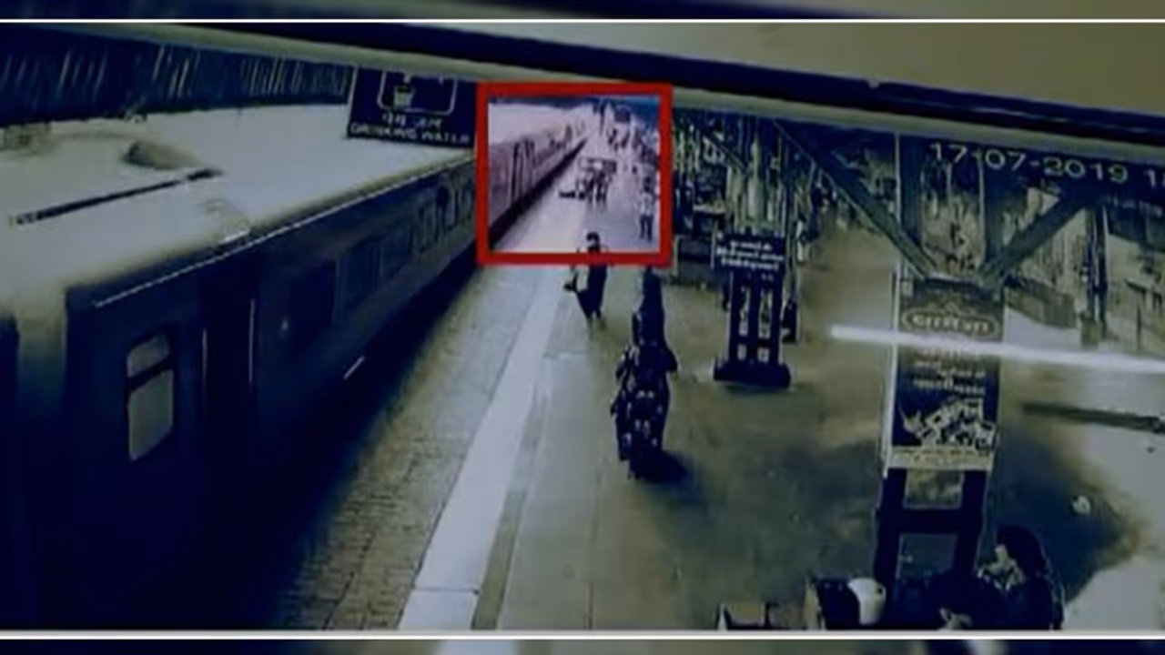 CCTV फुटेज रफ्तार पकड़ चुकी थी ट्रेन, अचानक बिगड़ गया महिला का बैलेंस CCTV फुटेज रफ्तार पकड़ चुकी थी ट्रेन, अचानक बिगड़ गया महिला का बैलेंस