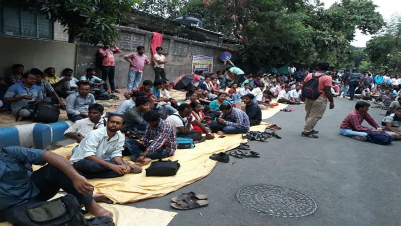 ১০০ ঘণ্টা অতিক্রান্ত, অনশনরত শিক্ষকদের পাশে দাঁড়ালেন শঙ্খ ঘোষ ১০০ ঘণ্টা অতিক্রান্ত, অনশনরত শিক্ষকদের পাশে দাঁড়ালেন শঙ্খ ঘোষ