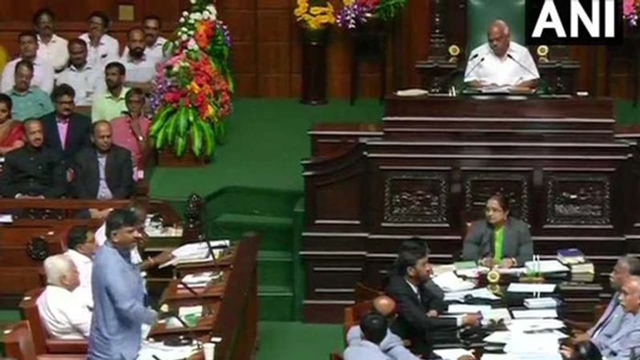 కర్ణాటక సంక్షోభం: సస్పెన్స్ కంటిన్యూ.. బలపరీక్ష రేపటికి వాయిదా కర్ణాటక సంక్షోభం: సస్పెన్స్ కంటిన్యూ.. బలపరీక్ష రేపటికి వాయిదా