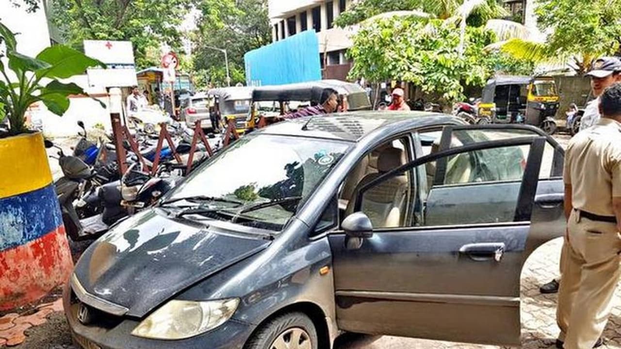 നടുറോഡില് നിന്ന പൊലീസുകാരനെ 'അടിച്ചുഫിറ്റായ' മൂന്നംഗ സംഘം 'തട്ടിക്കൊണ്ട്' പോയി നടുറോഡില് നിന്ന പൊലീസുകാരനെ 'അടിച്ചുഫിറ്റായ' മൂന്നംഗ സംഘം 'തട്ടിക്കൊണ്ട്' പോയി