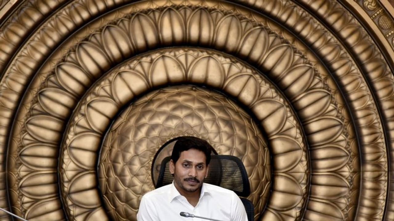 ఏపీలో కొత్త ట్రాఫిక్ జరిమానాలు ఇవిగో... ఏపీలో కొత్త ట్రాఫిక్ జరిమానాలు ఇవిగో...