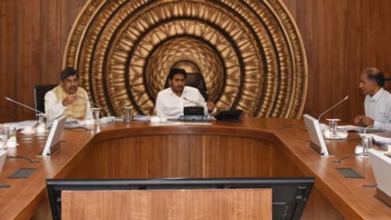 జెండాలు ఎగరేయండి: మంత్రులకు జగన్ ఆదేశాలు జెండాలు ఎగరేయండి: మంత్రులకు జగన్ ఆదేశాలు