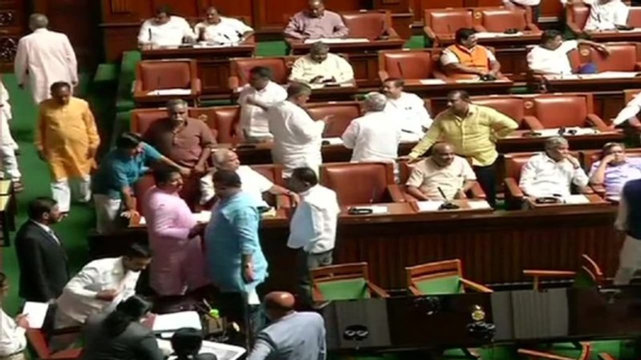 'ಇದೊಂದು ಥರ ಲಜ್ಜೆ ಗೆಟ್ಟ ಸರ್ಕಾರ, ಸದನವನ್ನ ನಡೆಸೋಕೆ ಆಸಕ್ತಿಯಿಲ್ಲ' 'ಇದೊಂದು ಥರ ಲಜ್ಜೆ ಗೆಟ್ಟ ಸರ್ಕಾರ, ಸದನವನ್ನ ನಡೆಸೋಕೆ ಆಸಕ್ತಿಯಿಲ್ಲ'