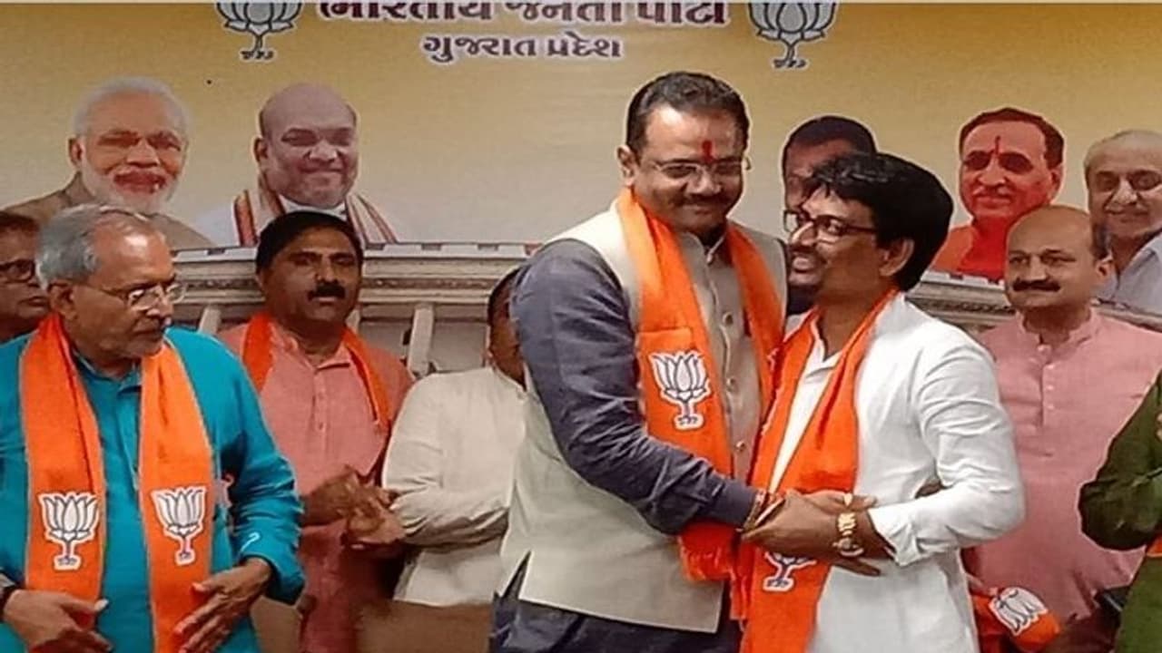 ಕೂಗಾಡಿ, ಚೀರಾಡಿ, ಗುದ್ದಾಡಿ ಬಿಜೆಪಿ ಸೇರಿದ ಅಲ್ಪೇಶ್! ಕೂಗಾಡಿ, ಚೀರಾಡಿ, ಗುದ್ದಾಡಿ ಬಿಜೆಪಿ ಸೇರಿದ ಅಲ್ಪೇಶ್!