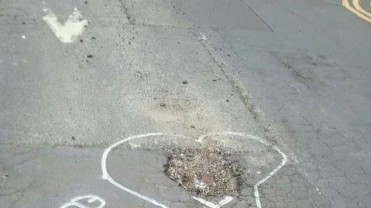 റോഡിലെ കുഴിക്ക് 'ബെസ്റ്റ്' പ്രതിഷേധം; മണിക്കൂറുകള്ക്കകം പരിഹാരമായി റോഡിലെ കുഴിക്ക് 'ബെസ്റ്റ്' പ്രതിഷേധം; മണിക്കൂറുകള്ക്കകം പരിഹാരമായി