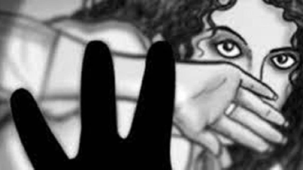 మూడు నెలలుగా అత్యాచారం: కన్నకూతురిని తల్లిని చేసిన తండ్రి మూడు నెలలుగా అత్యాచారం: కన్నకూతురిని తల్లిని చేసిన తండ్రి