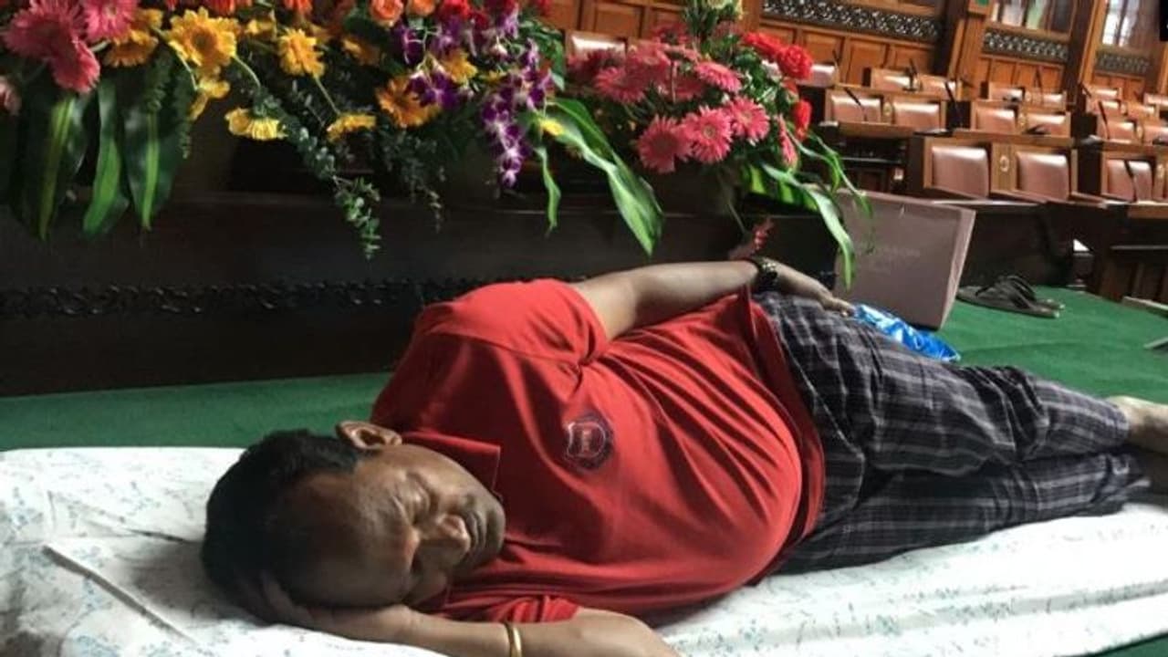 ವಿಧಾನಸೌಧದಲ್ಲಿ ಬಿಜೆಪಿ ಅಹೋರಾತ್ರಿ ಧರಣಿ.. ಪೋಟೋಗಳೇ ಕತೆ ಹೇಳ್ತವೆ ವಿಧಾನಸೌಧದಲ್ಲಿ ಬಿಜೆಪಿ ಅಹೋರಾತ್ರಿ ಧರಣಿ.. ಪೋಟೋಗಳೇ ಕತೆ ಹೇಳ್ತವೆ